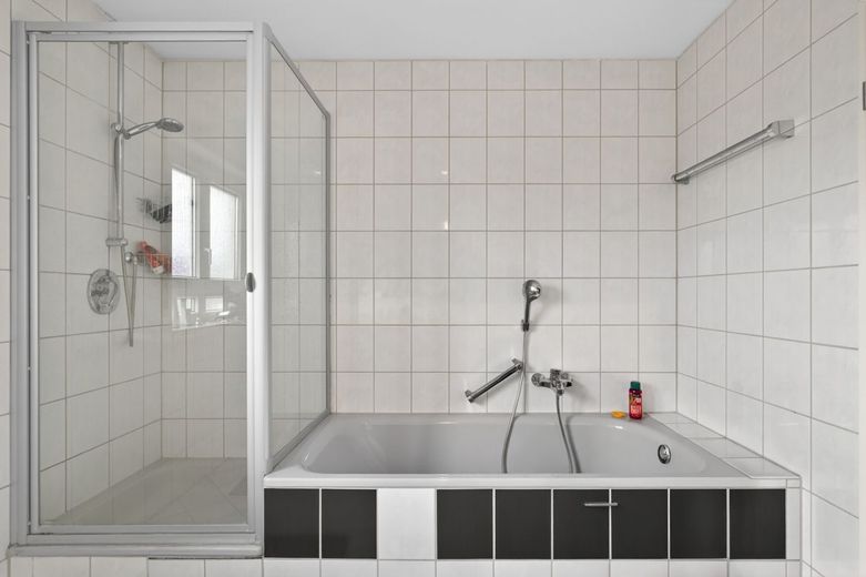 Freiwerdend: Moderne Wohnung mit Balkon und TG in zentraler Lage – Badezimmer