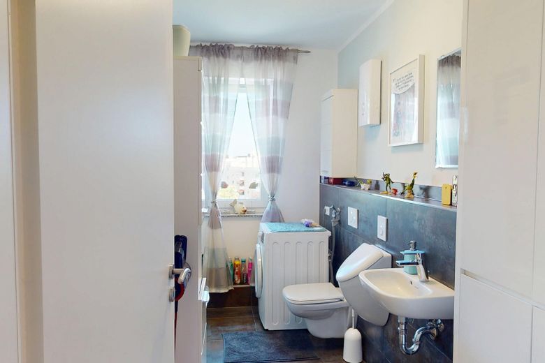 Wyjątkowy czteropokojowy apartament typu penthouse z windą i tarasem we Frankfurcie nad Menem – Badezimmer