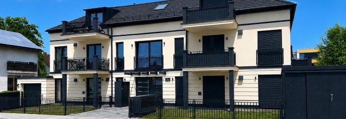 NEUBAU 2023 ☼ Einziehen nur mit Ihren Koffern ☼ möblierte 2-Zimmer- Wohnung ☼ großem Garten ☼ – Hausansicht Haupteingang