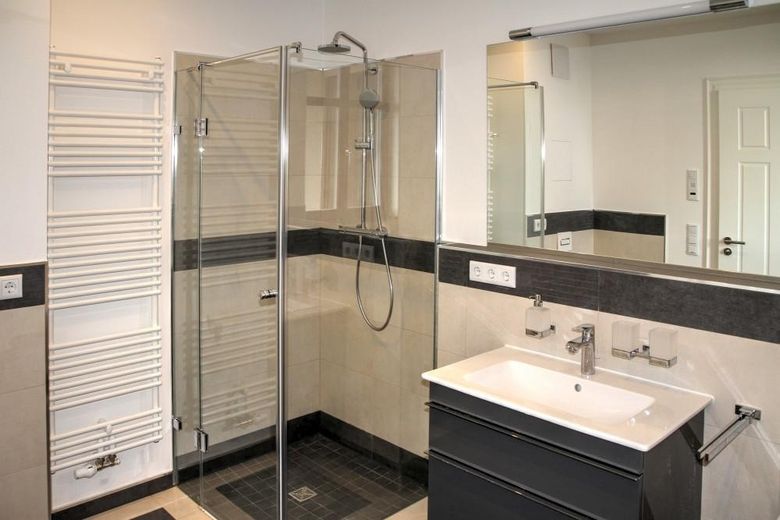 Luxus 3-Zimmer-Wohnung mit Einbauküche, Kamin und großem Balkon – Foto 9