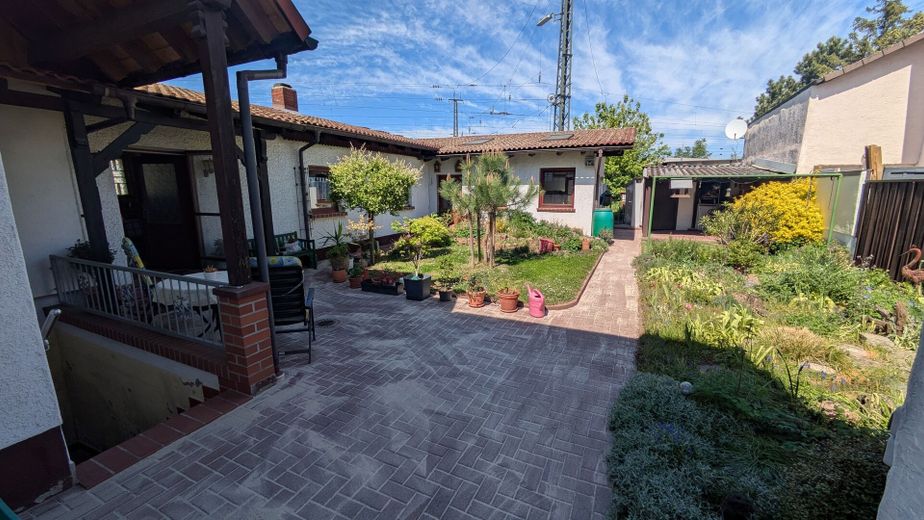 Gepflegtes Zweifamilienhaus mit großem Garten, Garagen und vielfältigen Nutzungsmöglichkeiten – Garten