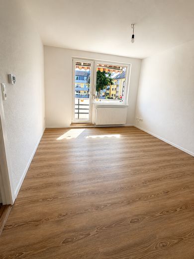 Vivere in modo moderno a Woltmershausen – appartamento di 3 locali di alta qualità con balcone – Wohnzimmer