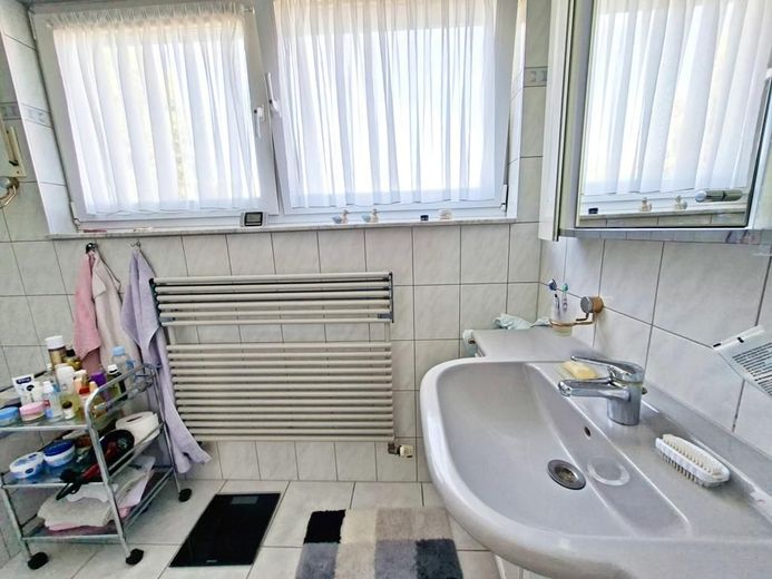 CITYHOUSE: Schöne, gepflegte Doppelhaushälfte, mit großem Garten, Kamin, Garage und Stellplatz – Wannenbad