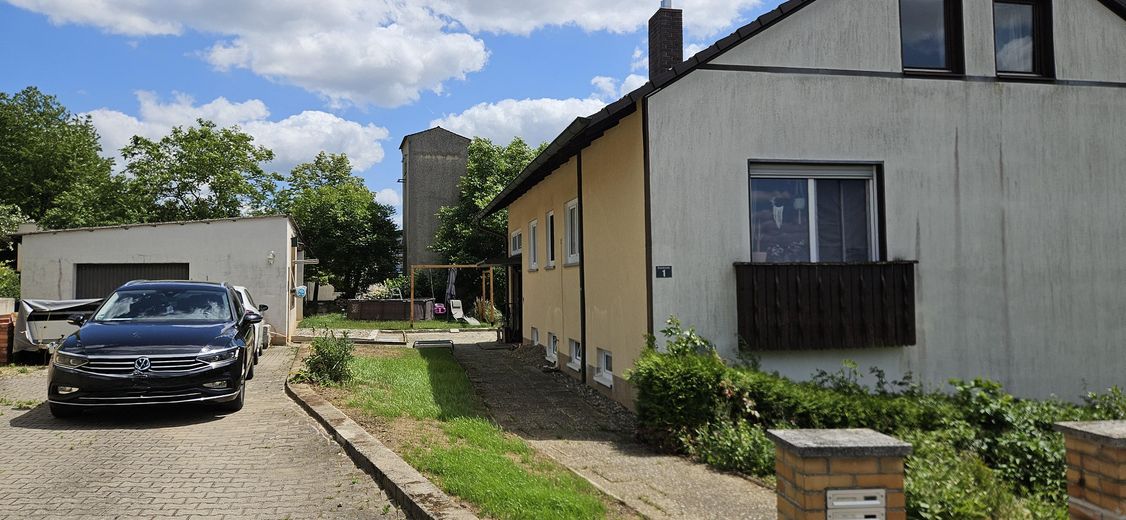 Schweinfurt yakınında misafir daireli ev, ticari salon + imarlı arsa – Einfahrt OG
