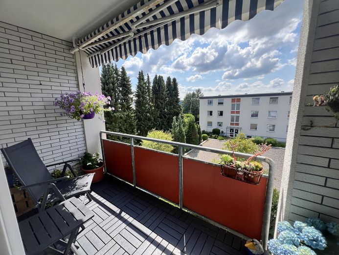 Bez prowizji - jasne mieszkanie na ostatnim piętrze z balkonem, w odległości spaceru od stacji AKN. – Balkon