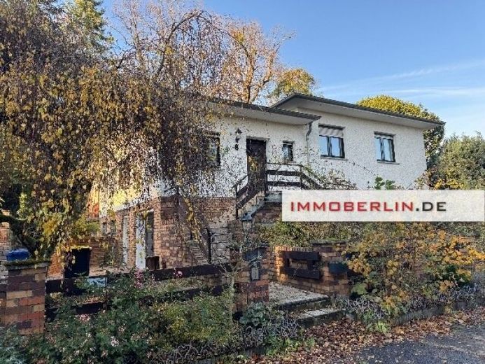 IMMOBERLIN.DE - Doğayla iç içe konumda potansiyelli, garajlı ve ek yapılı sempatik bungalov – Fotoğraf 1