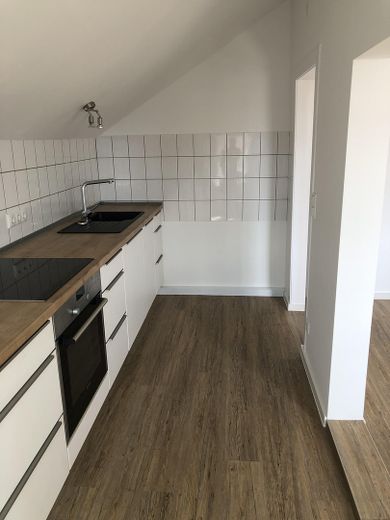 Erstbezug nach Komplettsanierung; schöne DG-Whg. mit EBK in energetisch saniertem Haus – Küche