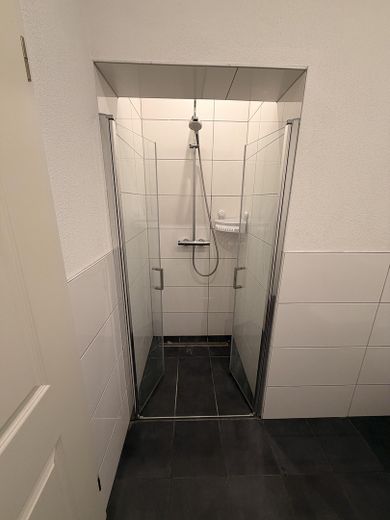 Gepflegte und Sanierte 2,5-Zimmer Wohnung im EG in Pforzheim inkl. EBK und Fußbodenheizung – Dusche und WC