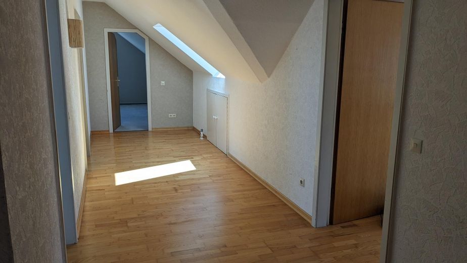 Freistehendes EFH mit Einliegerwohnung, Doppelgarage & großem Grundstück – OG_Flur