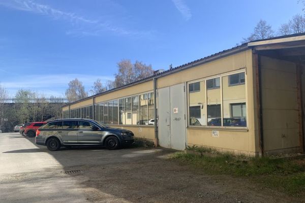Available for rent immediately: Detached ancillary building/workshop hall (approx. 600 m²) with roller door in Hof-Moschendorf