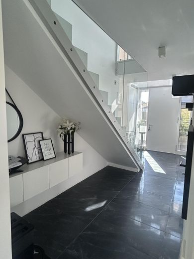 Flur mit gerader Treppe 