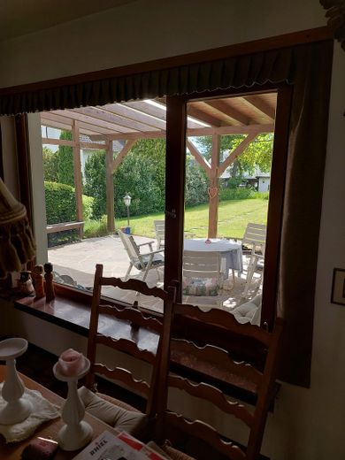 8-Zi.-Wohnhaus mit schönem Garten (1.400 qm) in Marburg-Schröck, courtagefrei – Blick von Diele in Garten
