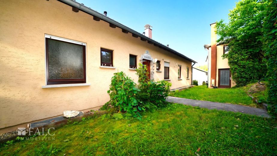 Naturparadies mit Weitblick auf die Stadt! Doppelhaus mit über 4.200 m² Grundstück - FALC Immobilien – Willkommen in Ihrem Anwesen!