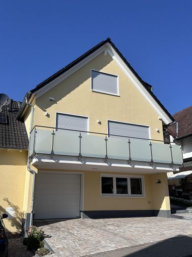 Hochparterre 3 Zimmer Wohnung, mit Garten, Terrasse, Balkon, Smarthome, Glasfaser – Vorderansicht