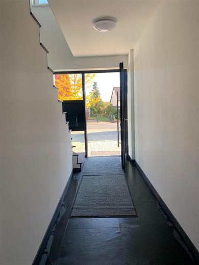 Obra nueva en Luckau: apartamento de 2 habitaciones disponible de inmediato, apartamento de 3 habitaciones a partir de enero de 2027; ambos con balcón – Treppenhaus