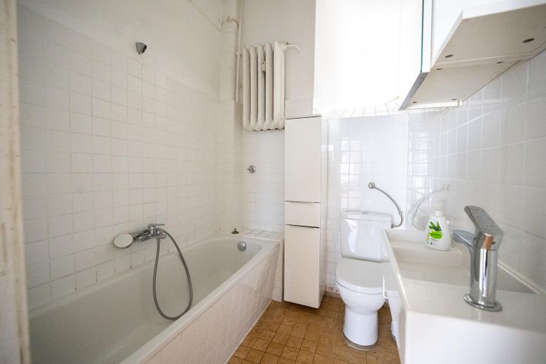 Provisionsfrei: Am Cosimaplatz in Friedenau, 2.5 Zimmer Altbau mit Balkon im 3.OG, Fernwärme – Das Bad