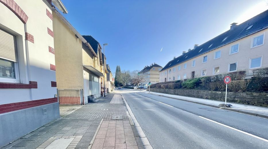 ein neues Zuhause - auch für große Familien - zum fairen Preis – Straßenansicht