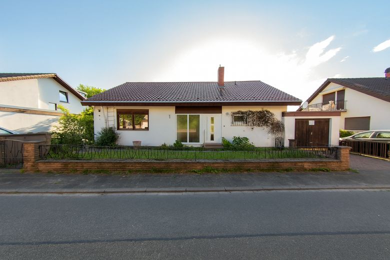 Wohnen wie im eigenen Haus: 6,5-Zi.-Maisonette, 195 m² mit Weitblick, ruhige Waldrandlage in Leimen – Hausansicht