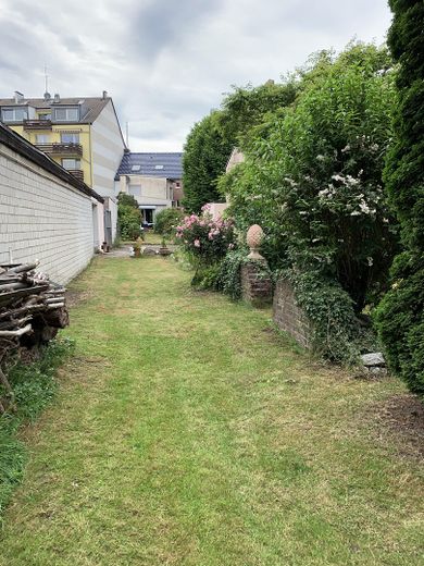 Großfamilienparadies mit großem Grundstück und zu prüfender Entwicklungsperspektive – Blick über den Hinterhof