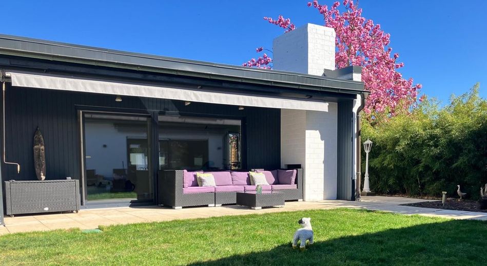 Luxuriöse Wohnoase am Weinberg: liebevoll saniert, privat verkauft. – Terrasse mit Außenkamin