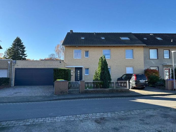 XXL-Doppelhaushälfte mit 11 Zimmern: saniert, voll gedämmt & flexibel als Mehrgenerationenhaus oder 3 Parteien nutzbar! – Foto 1