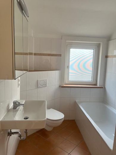 Lichtdurchflutete charmante 3 Zi-DG-Whg. renoviert-in bester grüner Lage - – Bad mit Wanne und Fenster 