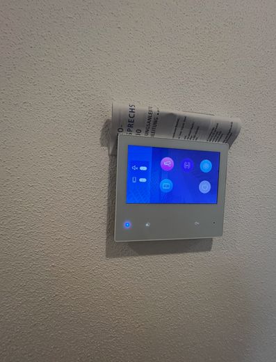 Kernsanierte 3-Zi-Wohnung mit Klimaanlage, Stellplatz & Garten, provisionsfrei – Sprechanlage