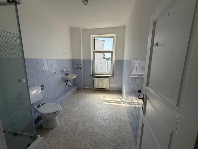Erstbezug nach Sanierung: helle 3-Zimmer Altbau Whg. mit EBK im Herzen der Stadt – Badezimmer