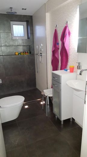 Bad1 Dusche WC Waschbecken