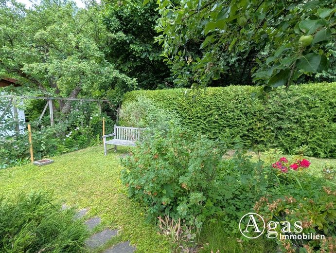 Sonniges Baugrundstück mit Ferienhaus und Garage - direkte Waldrandlage in Melchow – Garten