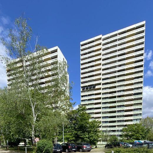 Hochheim Skyline:
3-Zimmer; 96 m²; überdachte Terrasse; toller Fernblick; seniorengeeignet! – Hausansicht direkt