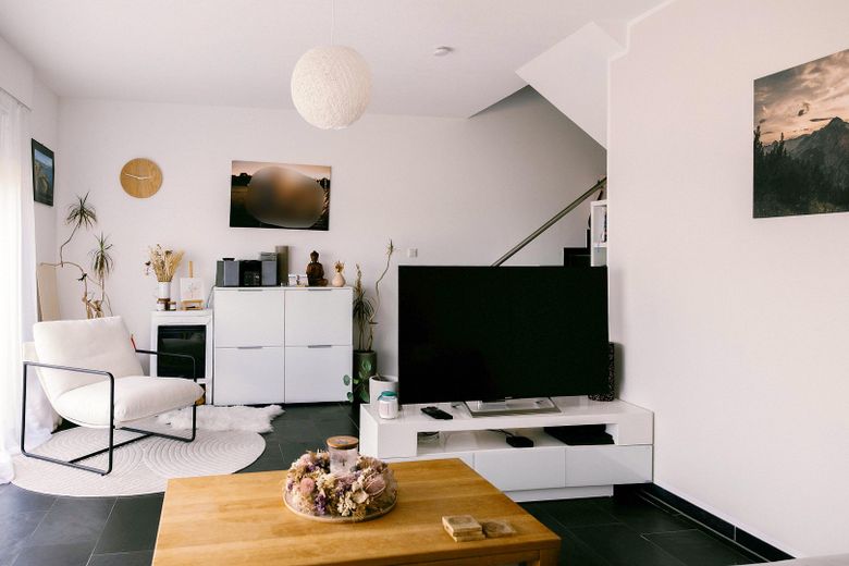 Senza commissioni! Casa bifamiliare sfalsata su più livelli, personalizzata, con garage doppio e vista panoramica! – WZ mit Zugang zum Garten