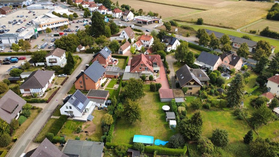 Gepflegtes 3-Familienhaus (Bj. 2001) in Rinteln – Voll vermietet, 2.150 m² Grundstück – Blick von oben 2 (Umfeld)