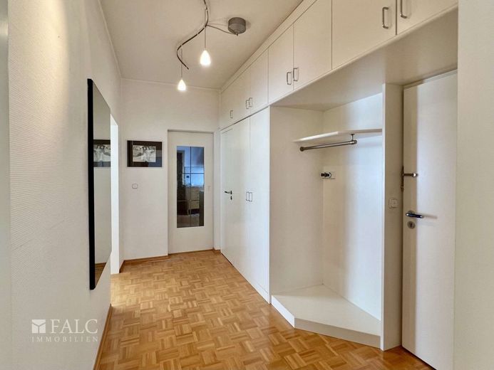 Exklusive Penthouse-Wohnung mit großzügiger Dachterrasse und Bergpanorama – Diele