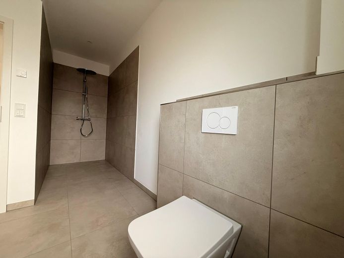 Bad mit großer Dusche