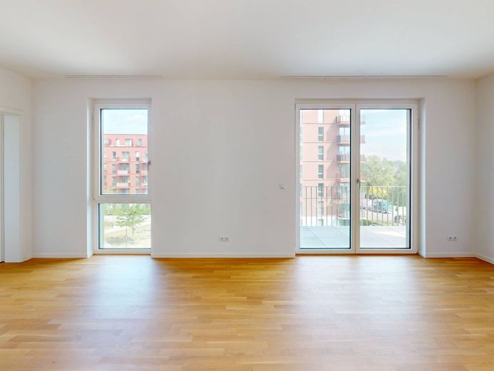 Geräumige 2-Zimmer-Wohnung mit EBK und 2 BALKONEN im Neubauquartier 'Ferdinand's Garden' – Ansicht II: Wohnzimmer