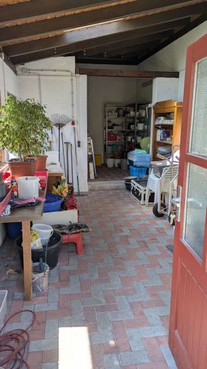 Gepflegtes Zweifamilienhaus mit großem Garten, Garagen und vielfältigen Nutzungsmöglichkeiten – Gartenhaus