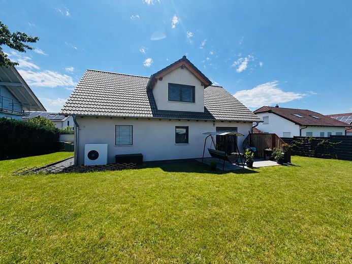Casa unifamiliare moderna con qualità da nuova costruzione (anno di costruzione 2021), vista panoramica libera, aria condizionata e 3 posti auto in garage – Rückansicht