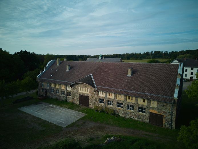 Atelier/Praxis/Gastro/Touristik/Büro/LOFT +++ in GUTSANLAGE (12 Geb. + 6 ha. Gr.) Nähe Müritz! – Ackerpferdestall + 'Außenhof'