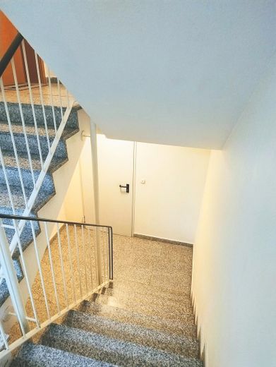 Charmante 3-Zi.- Maisonettewhg, TG-Stellplatz ,Garten, Balkon in grüner Lage von Hamburg Meiendorg – Treppen  zur TG-PLatz 6 Keller