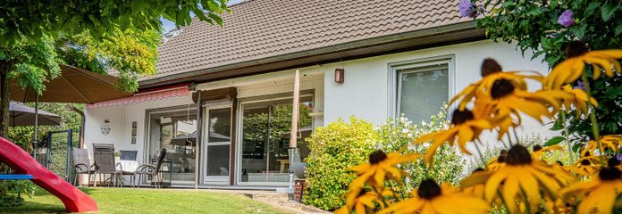 Freistehendes Familienhaus mit Traumgarten, Terrasse, Garage und viel Platz in Reinheim – Haus und Garten Südseite