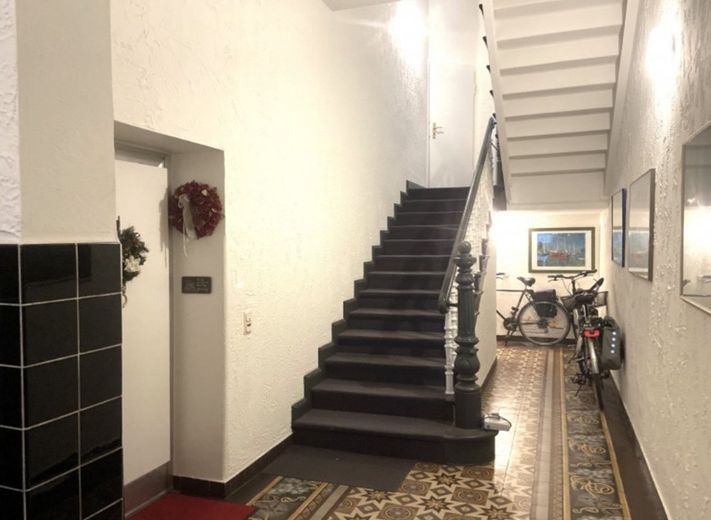 Odnowione mieszkanie w starej zabudowie z dużym balkonem, kuchnią i garażem w dzielnicy klinik – Foto 4