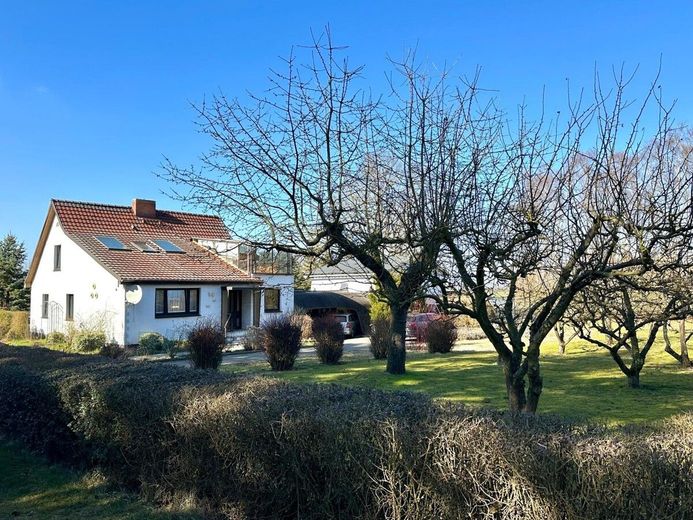HORN IMMOBILIEN ++ Einfamilienhaus mit vielen Extras in Güterberg bei Strasburg, ruhige Lage! – Hausansicht Straßenseite