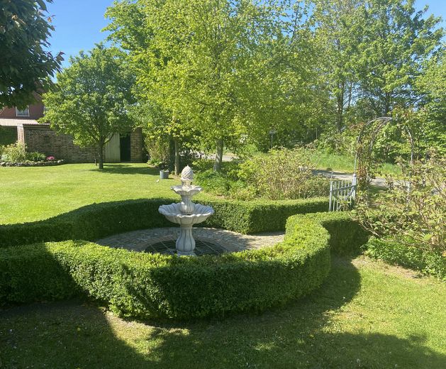 Landhaus "Rose Garden" direkt vor Sylt zu verkaufen! – Weg zum Haus
