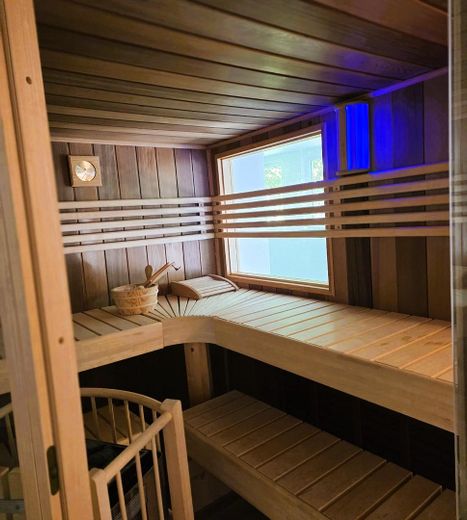 Mehrgenerationenhaus 371 m², Waldidyll am Flughafensee + Aufstockungspotenzial um 155 m² – Sauna neuwertig