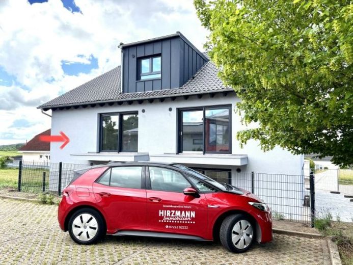 Nuova costruzione: 3 locali, posizione ai margini del paese, prima occupazione con balcone e posti auto – Foto 1