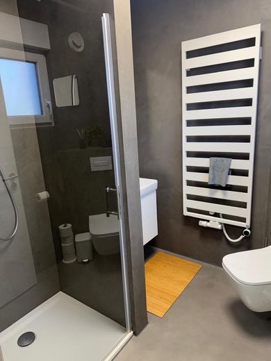 !SAHİBİNDEN SATILIK! Çift garajlı ve ısıtmalı havuzlu, son derece bakımlı 6 odalı şehir villası – Duschbad im EG