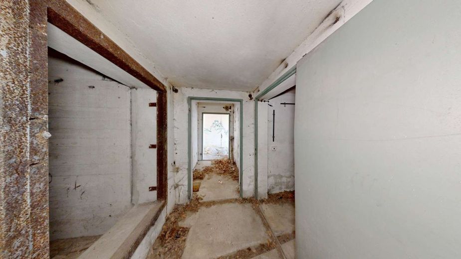 Provisionsfreier Denkmal Bunker mit Südausrichtung Erschlossen &amp; Ideal für visionäre Gewerbeprojekte – Vorraum