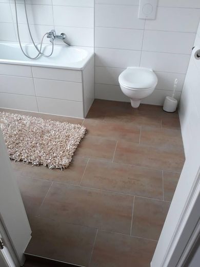 Residential and commercial building Vor dem Steintor from private owner – 1. Etage Bad