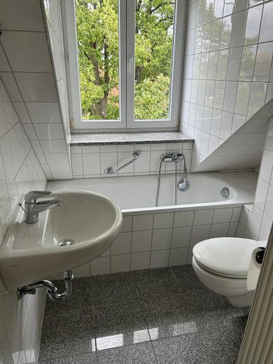 Odnowione 3-pokojowe mieszkanie na poddaszu (odpowiednie dla wspólnego mieszkania) – Bad mit Wanne